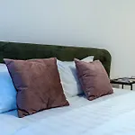 Mohost Urban Panoramic - Chic Overlooking The Mountains Apartman