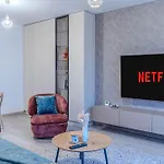 Mohost Urban Panoramic - Chic Overlooking The Mountains Apartment *