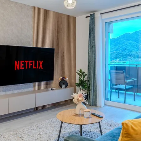 Апартаменти Mohost Urban - Chic Overlooking The Mountains