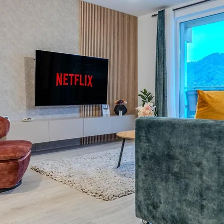 Апартаменти Mohost Urban - Chic Overlooking The Mountains Брашов