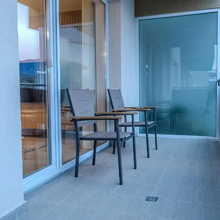 Mohost Urban Panoramic - Chic Overlooking The Mountains *