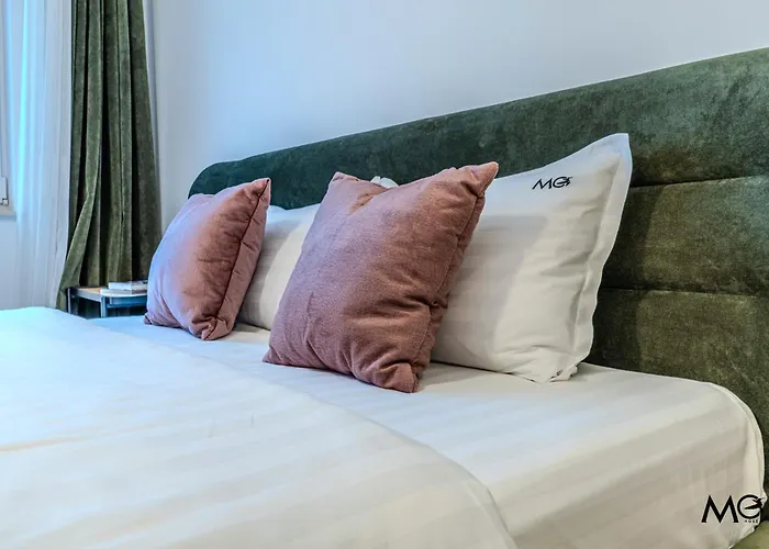 Mohost Urban - Chic Overlooking The Mountains Апартаменти