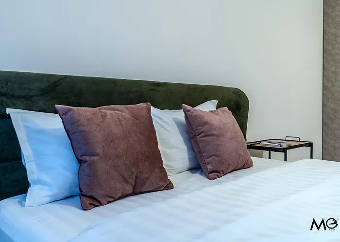 Mohost Urban - Chic Overlooking The Mountains Апартаменти