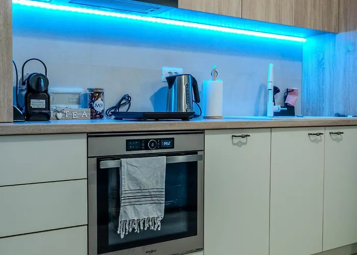 Апартаменти Mohost Urban - Chic Overlooking The Mountains Брашов